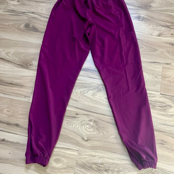 Women’s Size small jogger scrub pants - Picture 2 of 3